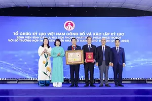 越南纪录组织代表向平民医院颁授纪录确认书。（图：陈绒）