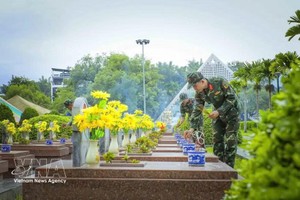 2026年8月10日，奠边省军事指挥部战士在A1烈士陵园的英雄烈士墓前敬香，随后开始发掘与取样工作。图自越通社