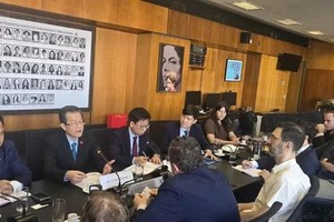 党中央委员、中央内政部副部长黎鸿光与巴西劳动党领导举行工作会谈。图自越通社