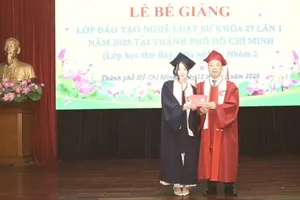 司法学院党委书记、院长阮春秋优秀教师、博士向成绩最优学员邓氏锦绒颁授奖状（图：双梅）