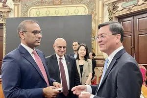  胡志明市人委会副主席阮功荣与国际金融公司（IFC）亚太区基础设施及自然资源总监维克拉姆·库马尔进行交流。图：国雄