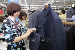 10號服装总公司缝制出口欧洲市场的商品。资料配图：陈越/越通社