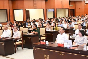  胡志明市领导与出席2026年国家秘密保护工作集训会议的代表。图：越勇