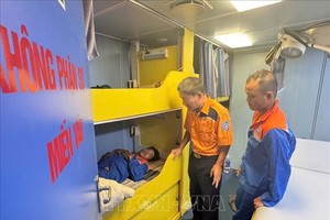 第三区域航海搜救协调中心领导慰问患病渔民。图：越通社发