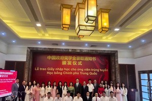中国驻越南大使何炜与荣获2026-2027学年中国政府奖学金的学生合影留念。图自越通社
