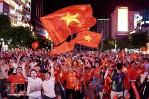 2026年东盟现代汽车杯半决赛次回合比赛中，阮春山为越南队攻入首球时，阮惠步行街的球迷瞬间沸腾。图：越通社