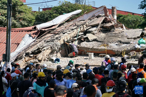8月11日，在哥伦比亚西南部考卡山谷省首府卡利市，建筑物在地震中遭受严重破坏。新华社发