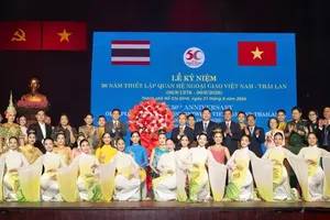 双方领导代表与代表团在纪念仪式上合影留念。