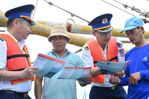 职能机构在胡志明市长海乡渔民出海捕捞前向他们宣传IUU（打击非法、不报告和不受管制捕捞）相关规定。图片来源：越通社