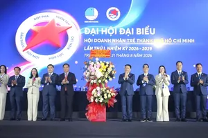 胡志明市人委会主席阮文得赠送苏花祝贺大会。