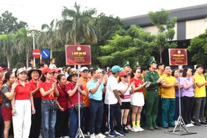 步行活动吸引了逾1000人参加。