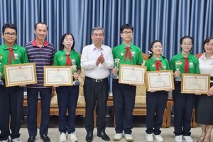 阮福禄同志在会见中与胡志明市“海浪”队合影留念。