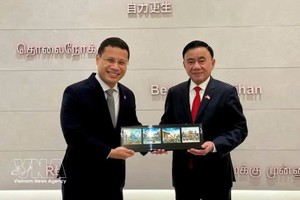 党中央政治局委员、党中央书记处常务书记陈锦秀与新加坡人民行动党主席、政府教育部长李智陞互送纪念品。图自越通社