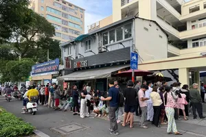 8月25日上午，家长在越南教育出版社驻胡志明市办事处排队等待为孩子购买教科书。