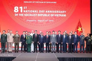 陈锦秀同志与出席活动的各位代表合影。图片来源：越通社