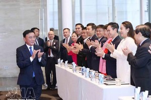 越南党中央政治局委员、党中央书记处常务书记陈锦秀会见越南驻新加坡大使馆全体干部、工作人员以及旅新越南人代表。图自越通社