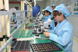 北宁省廷蘸工业区 Vietonic 公司在产品出厂前进行质量检查。图自越通社