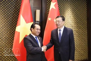 越南党中央委员、农业与环境部部长郑越雄和中国农业农村部部长张柱。图自越通社