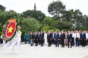 胡志明市市委、市人民议会、市人委会、市越南祖国阵线委员会代表团献花、敬香缅怀越南英雄母亲和各位英雄烈士。图：越勇