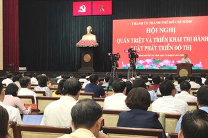 8月26日上午，胡志明市市委举行贯彻与实施《都市发展法》会议。