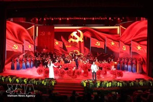 广宁市成立《决定》公布仪式暨一等劳动勋章授勋仪式的艺术表演节目。图自越通社