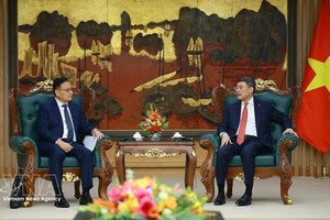 越南政府总理黎明兴会见老挝副总理兼财政部部长、越老合作委员会主席桑提帕·丰威汉。图自越通社