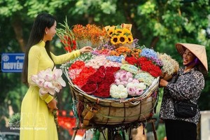 卖花的单车小贩是河内秋天一道特有的美景。图自越通社