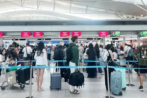 乘客在新山一国际机场T1航站楼等待办理手续。图：国雄