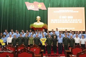 各位代表与K53队成员合影。图自越通社