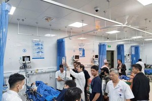 事故伤者在嘉莱雄王医院接受治疗。图自越通社