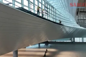 技术人员正在施工完善客运航站楼的玻璃幕墙。图：春忠