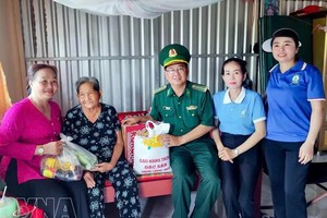 芹苴市边防部队莱和边防锁所开展“零元展位”活动。图自越通社