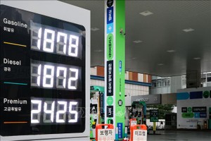 韩国首尔一家加油站公布的燃油价格。图：韩联社/越通社