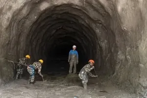 一支技术小组正进入奇利梅（Chilime）水电站项目的隧道，以救援被困者。图：SPOTLIGHTNEPAL.COM