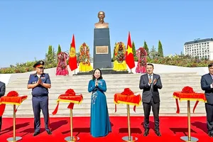 国家副主席武氏映春出席设于吉尔吉斯斯坦首都比什凯克 Royal Central Park 综合区的胡志明主席雕像落成仪式。图：越通社