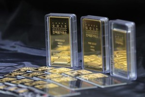 在韩国首尔一家交易所展售的金条。图：韩联社/越通社