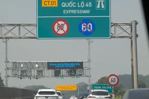  在45号国道路段行驶的车辆。图：杜忠