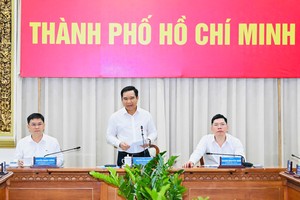 胡志明市人委会主席阮文得发表讲话。图：越勇