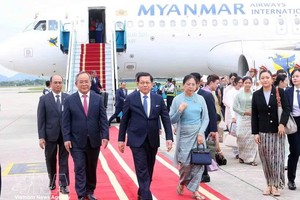 越南国家主席办公厅主任黎庆海在河内内牌国际机场迎接缅甸总统一行。图自越通社