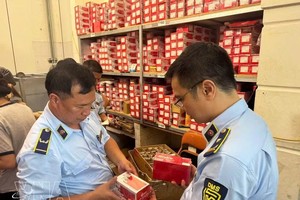 河内市市场管理局依法对涉嫌违规标注标签、虚假广告及侵犯知识产权的商品进行检查。图自越通社