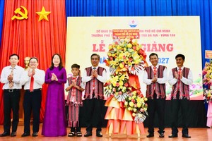 胡志明市市委、市人民议会、市人委会、市越南祖国阵线委员会向巴地-头顿民族寄宿制普通学校赠送鲜花祝贺新学年。