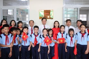 市委常务副书记黎国峰与师生们举行STEM教室落成仪式。图: 黄朝