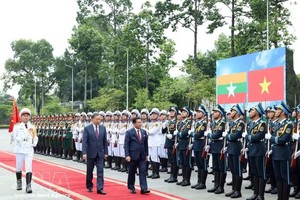 越南党中央总书记、国家主席苏林与缅甸总统敏昂莱检阅了越南人民军仪仗队。图片来源：越通社