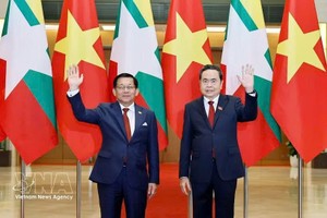 越南国会主席陈青敏会见缅甸总统敏昂莱。图自越通社