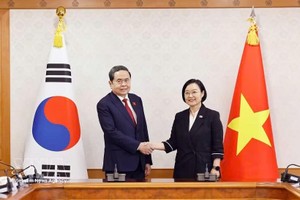 越南国会主席陈青敏会见韩国总理韩圣淑。图自越通社