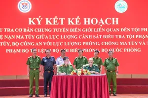 公安部毒品犯罪调查警察局与边防部队司令部防打毒品与罪犯局签署防打毒品工作配合规章。图 :何辉