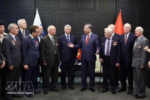 越南党中央总书记、国家主席苏林会见俄罗斯老兵协会和俄越友好协会代表。图自越通社
