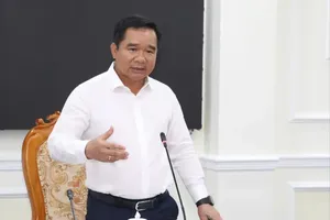 胡志明市人委会主席作会议总结讲话。