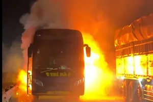 客车在甘林-永好高速公路上熊熊燃烧，1人死亡。