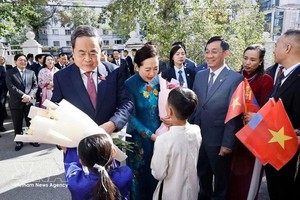 越南国会主席陈青敏会见旅居蒙古国越南人代表。图自越通社